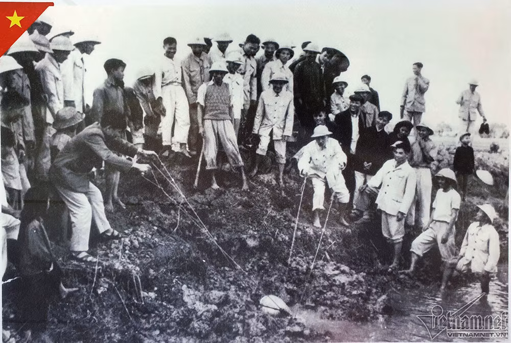 Người tham gia tát nước chống hạn ở cánh đồng Quai Chảo, làng Tó, xã Đại Thanh, huyện Thanh Trì, Hà Nội ngày 12/1/1958