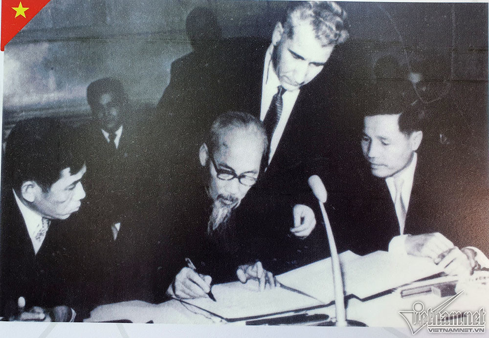 Chủ tịch Hồ Chí Minh thay mặt đoàn đại biểu Đảng Lao động Việt Nam ký Bản Tuyên bố chung của Hội nghị các Đảng Cộng sản và công nhân các nước XHCN tại Moskva năm 1957