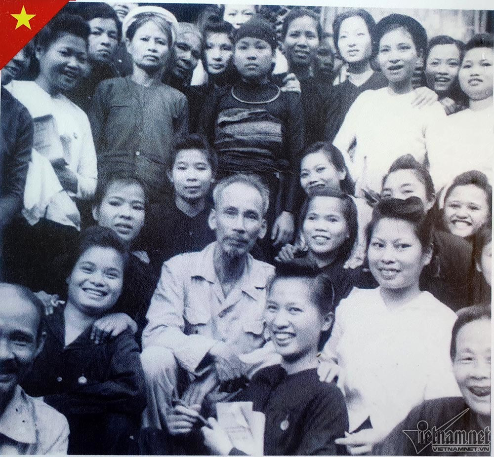 Bác chụp ảnh lưu niệm cùng các đại biểu trong đại hội phụ nữ lần thứ I năm 1950