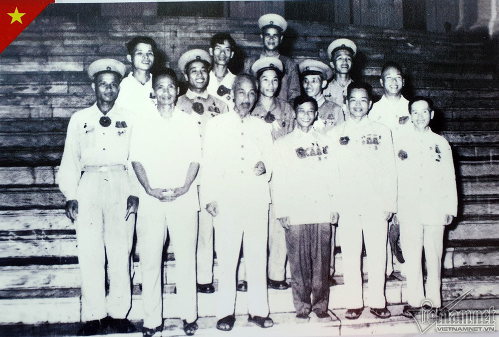 Chủ tịch Hồ Chí Minh và Thủ tướng Phạm Văn Đồng tiếp và chụp ảnh lưu niệm với anh hùng lao động và quân đội miền Nam tập kết tại Đại hội liên hoan anh hùng, chiến sĩ thi đua toàn quốc lần thứ 2 năm 1958