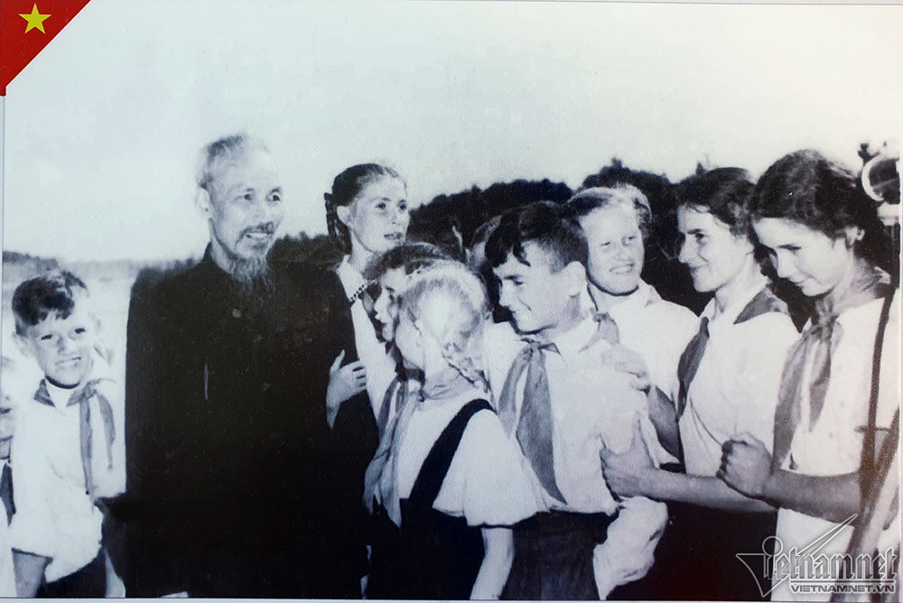 Chủ tịch Hồ Chí Minh với các cháu thiếu nhi trong dịp Người sang thăm Liên Xô năm 1957
