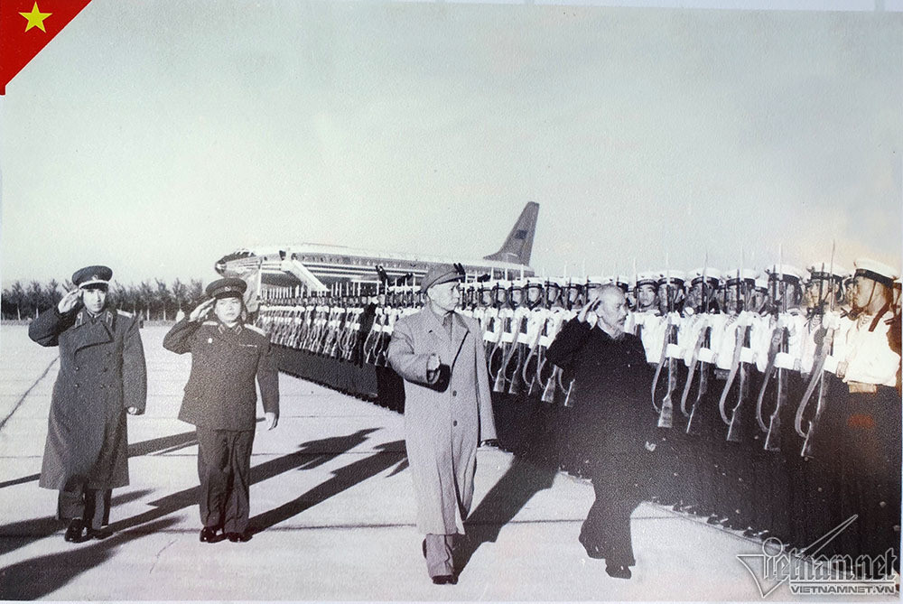 Chủ tịch Hồ Chí Minh và Chủ tịch Lưu Thiếu Kỳ duyệt đội danh dự quân đội nước CHND Trung Hoa tại lễ kỷ niệm 10 năm thành lập nước CHND Trung Hoa, ngày 26/9/1959