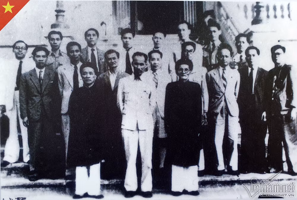 Thành viên Chính phủ nước Việt Nam Dân chủ Cộng hòa do Quốc hội khóa I bầu năm 1946. Hàng đầu, chính giữa là Chủ tịch Hồ Chính Minh, bên phải là ông Nguyễn Văn Tố, bên trái là ông Huỳnh Thúc Kháng