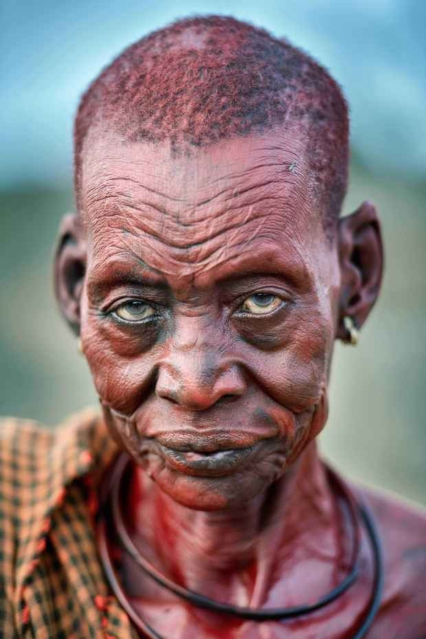 Trevor nói thêm: “Bộ tộc này như tồn tại trong một màn sương mù cổ xưa, lửng lơ giữa dòng thời gian, nơi những truyền thống xưa cũ vẫn được duy trì trong thế kỷ 21. Những tập quán cổ xưa này đảm bảo sự hài hòa với môi trường, để lại dấu ấn sinh thái của địa phương cũng như duy trì đặc trưng văn hóa. Bộ tộc này đã tồn tại bền vững suốt nhiều năm qua, chúng ta nên học hỏi về mối liên hệ và cách họ đối xử với thiên nhiên”.