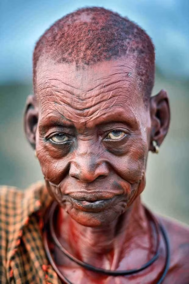 Trevor nói thêm: “Bộ tộc này như tồn tại trong một màn sương mù cổ xưa, lửng lơ giữa dòng thời gian, nơi những truyền thống xưa cũ vẫn được duy trì trong thế kỷ 21. Những tập quán cổ xưa này đảm bảo sự hài hòa với môi trường, để lại dấu ấn sinh thái của địa phương cũng như duy trì đặc trưng văn hóa. Bộ tộc này đã tồn tại bền vững suốt nhiều năm qua, chúng ta nên học hỏi về mối liên hệ và cách họ đối xử với thiên nhiên”.