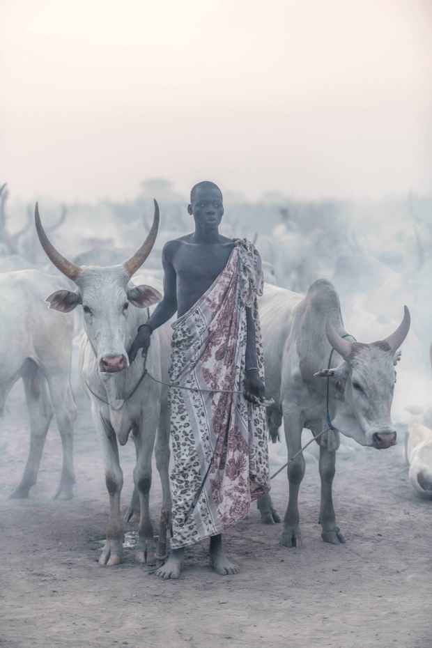 Giữa người chăn nuôi và đàn gia súc ở bộ tộc Mundari có quan hệ cộng sinh, sự quan tâm và hiểu biết của họ đối với đàn bò đã vượt quá phạm trù chăn nuôi thông thường. Họ tự hào về đàn gia súc của mình, cũng vui mừng khi đắp xây mối liên kết bền chặt giữa người và vật nuôi.