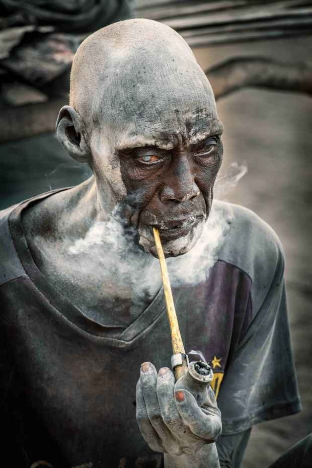 Đêm đến, cư dân bộ tộc ngủ cùng với bò để bảo vệ chúng, trên lưng mang theo cây súng Kalashnikov. Nạn trộm gia súc rất phổ biến tại Nam Sudan và là nguyên nhân chủ yếu dẫn đến xung đột. Trevor nói: “Bò Ankole Watusi là giống gia súc có cặp sừng khổng lồ nhất tôi từng thấy, giá trị của một con bò trưởng thành có thể lên đến 500 USD. Vào ban ngày, đàn gia súc phân tán từ bờ sông Nile đến những bãi cỏ dài của vùng đồng bằng phù sa. Theo bản năng, trời ngả về chiều, chúng sẽ quay lại trang trại”.