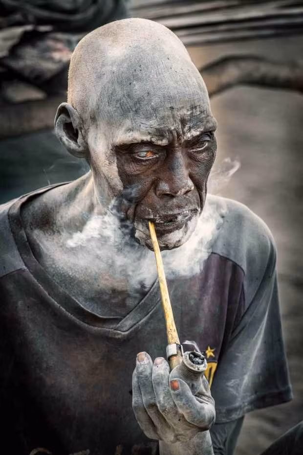 Đêm đến, cư dân bộ tộc ngủ cùng với bò để bảo vệ chúng, trên lưng mang theo cây súng Kalashnikov. Nạn trộm gia súc rất phổ biến tại Nam Sudan và là nguyên nhân chủ yếu dẫn đến xung đột. Trevor nói: “Bò Ankole Watusi là giống gia súc có cặp sừng khổng lồ nhất tôi từng thấy, giá trị của một con bò trưởng thành có thể lên đến 500 USD. Vào ban ngày, đàn gia súc phân tán từ bờ sông Nile đến những bãi cỏ dài của vùng đồng bằng phù sa. Theo bản năng, trời ngả về chiều, chúng sẽ quay lại trang trại”.