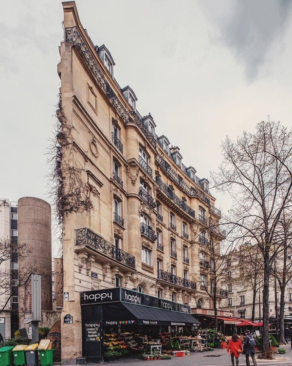 Tòa nhà siêu mỏng này nằm ở quảng trường Place Cambronne, quận 15, Paris, có bề dày chỉ hơn 1 m. Nơi đây trở thành địa điểm lạ mắt được nhiều du khách và nhiếp ảnh gia tìm tới. Phần mỏng của công trình hầu như chỉ để trang trí, phần còn lại của tòa nhà vẫn được mở rộng.