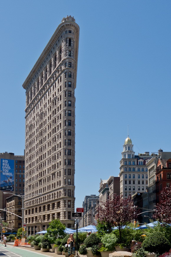 Thành phố New York (Mỹ) cũng có tòa nhà Flatiron với cấu trúc tam giác, một đầu “siêu mỏng”. Công trình nằm ở ngã ba của đại lộ 5, Broadway và đường số 22, hoàn thành năm 1902, từng là một trong những tòa nhà cao nhất của thành phố.