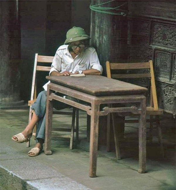 ##sc### Người thu vé Văn Miếu - Quốc Tử Giám.