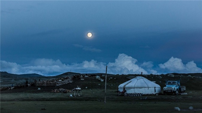 Những người du mục di chuyển 4-6 lần một năm. Vào mùa hè, họ ở trong các lều tròn truyền thống. Phần lớn thời gian còn lại người Kazakh sống trong những ngôi nhà bằng gỗ hoặc đá, không có điện, nước.