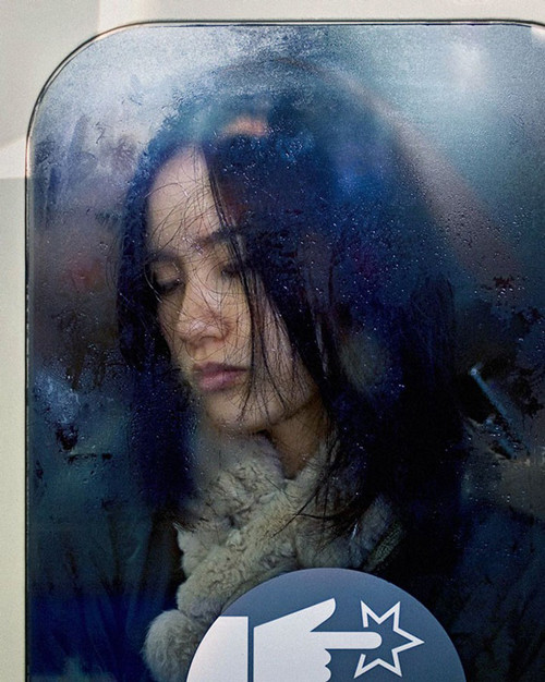 ##sc### Nhiếp ảnh gia người Đức này lần đầu chú ý tới đám đông người đi tàu điện ngầm ở Tokyo từ sau loạt vụ tấn công khủng bố bằng khí sarin trong hệ thống tàu điện ngầm của thành phố ngày 20/3/1995. 