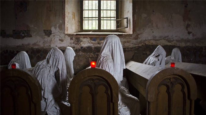 ##sc### Nhà thờ St. George ở Séc bị bỏ hoang từ năm 1968, sau khi mái nhà thờ bị sập trong một lễ tang. 