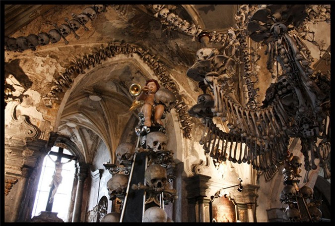 ##sc### Hầm mộ Sedlec ở Séc lưu giữ hài cốt của 40.000 người. 