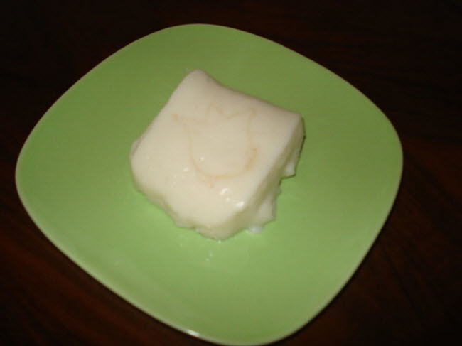 4. Móm tráng miệng từ ức gà, Thổ Nhĩ Kỳ: Ức gà không chỉ thích hợp cho món thịt băm hay salad Caesar, mà bạn có thể chế biến món ăn tráng miệng từ chúng. Tại Thổ Nhĩ Kỳ, người dân chế biến món báng tráng miệng tavuk göğsü từ thịt ức gà, sữa, đường và quế. 