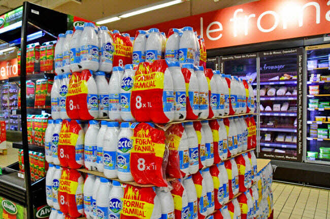 9. Sữa không cần trữ trong tủ lạnh ở Pháp: Bạn có thể tìm thấy nhiều loại sữa tại các siêu thị từ tiệt trùng cho tới siêu tiệt trùng. Nhưng phần lớn các cửa hàng ở Pháp chỉ bán sữa siêu tiệt trùng. Nên người dân nước này ít khi trữ sữa trong tủ lạnh. 