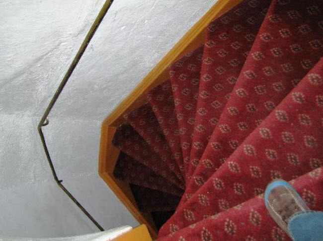 5. Cầu thang ở Hà Lan dốc nhất thế giới: Một trong những đặc điểm dễ thấy trong các ngôi nhà ở Hà Lan là cầu thang có độ dốc lớn. Bởi vì các ngôi nhà dọc kênh rạch được xây dựng rất cao để tránh lũ và cầu thang cũng được thiết kế phù hợp với ngôi nhà, nên chúng rất hẹp và dốc. 