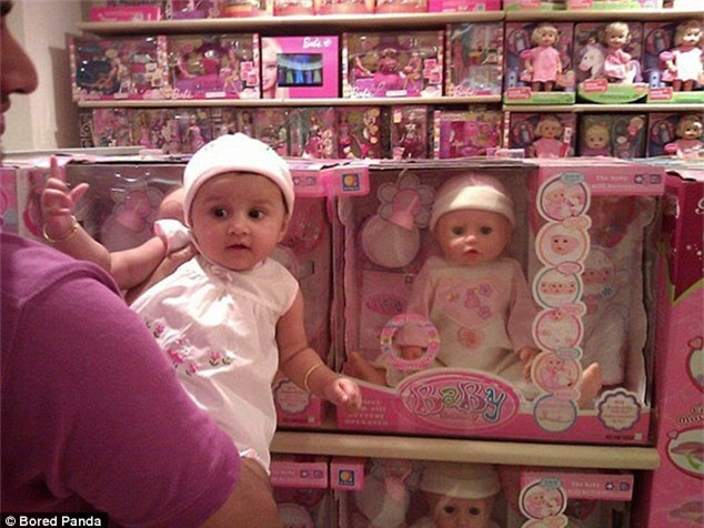 ##sc### Bố ơi, em của con kìa!!! Ảnh: Daily Mail 