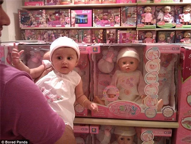  Bố ơi, em của con kìa!!! Ảnh: Daily Mail 