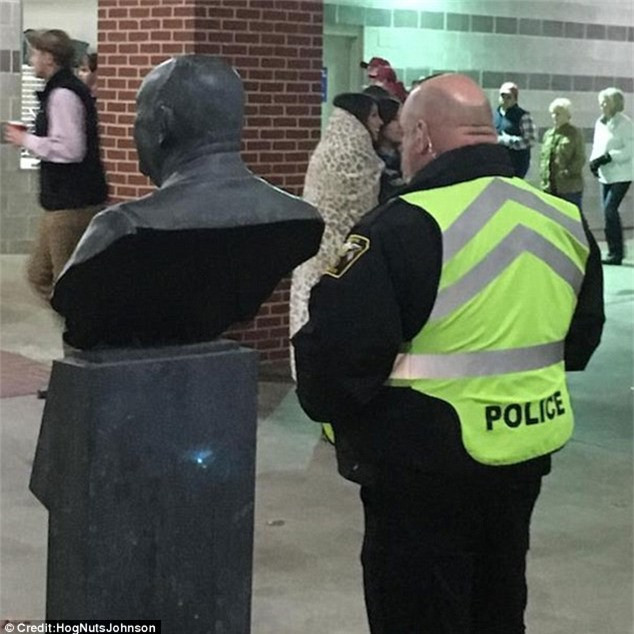 ##sc### Nhân viên cảnh sát này chắc hẳn không thể nghĩ được ra rằng mình lại được "tạc tượng" sớm như vậy. Ảnh: Daily Mail 