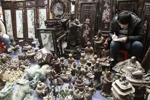 Độc đáo chợ đồ cổ ở Hà Nội - Hình 8 Doc dao cho do co o Ha Noi-Hinh-8