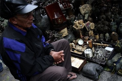 Độc đáo chợ đồ cổ ở Hà Nội - Hình 5 Doc dao cho do co o Ha Noi-Hinh-5