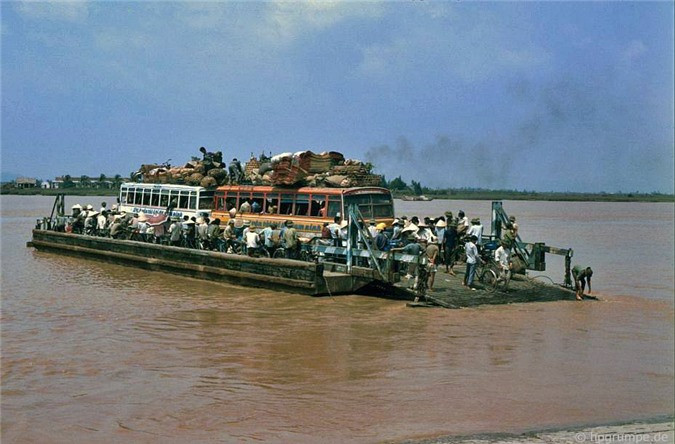 Phà Bính ở sông Cấm, thành phố Hải Phòng, 1991. Phà Bính nay đã dừng hoạt động để thực hiện. Dự ánđầu tư xây dựng Hạ tầng kỹ thuật Khu đô thị Bắc sông Cấm.