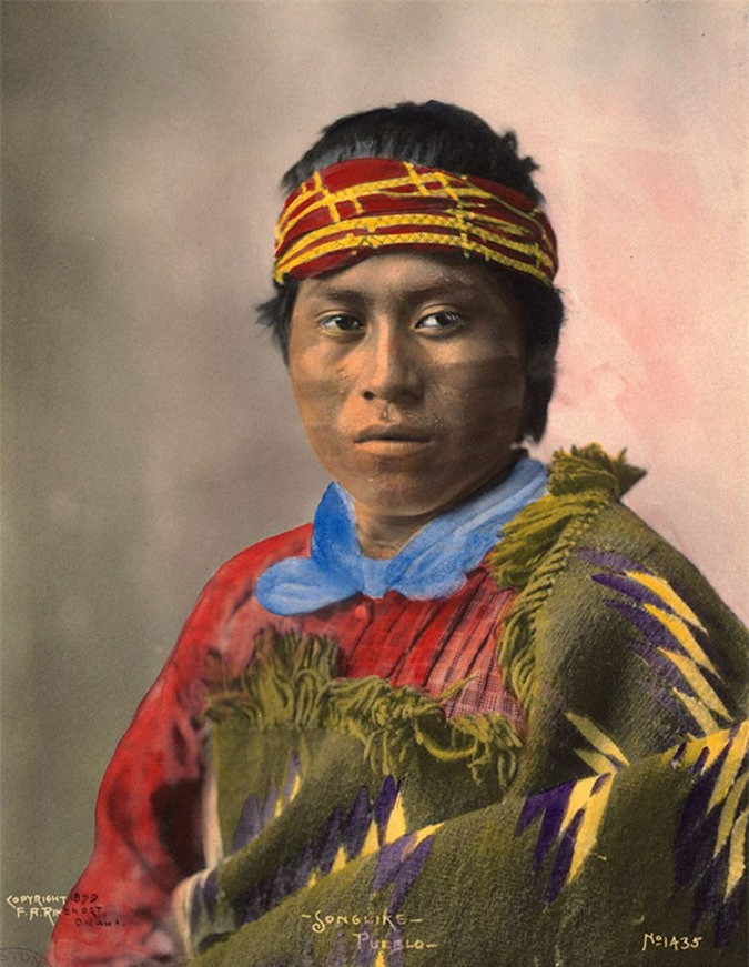 ##sc### Một người đàn ông bộ tộc Pueblo. Ảnh chụp năm 1899. (ảnh: Bored Panda). Mời quý độc giả xem video: Cuộc sống biệt lập của thổ dân trong rừng Amazone.