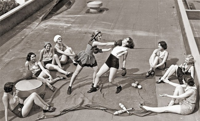 ##sc### Phụ nữ đấm bốc trên mái nhà vào những năm 1930. 