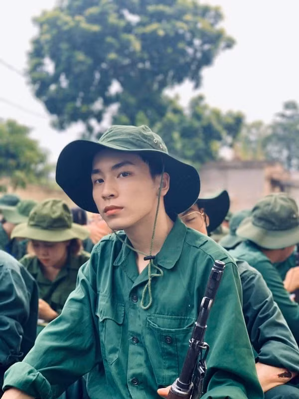 Đội mũ tai bèo, mặc chiếc áo màu xanh quân sự, cầm chắc cây súng trên tay, thế là đủ combo làm đối phương xao xuyến.