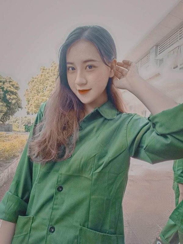 Phùng Thị Huyền Trang, quê Thanh Hóa, là sinh viên K61, khoa Bất động sản, ĐH Kinh tế Quốc dân. Hình ảnh nữ sinh mặc trang phục khi tập quân sự được chia sẻ trên một số diễn đàn học đường. Lần đầu đi học quân sự, Huyền Trang rất háo hức, mong chờ trải nghiệm ở môi trường mới. Xuất thân từ gia đình có truyền thống quân đội, kỳ học quân sự giúp 10X thấu hiểu phần nào những khó khăn của người chiến sĩ.