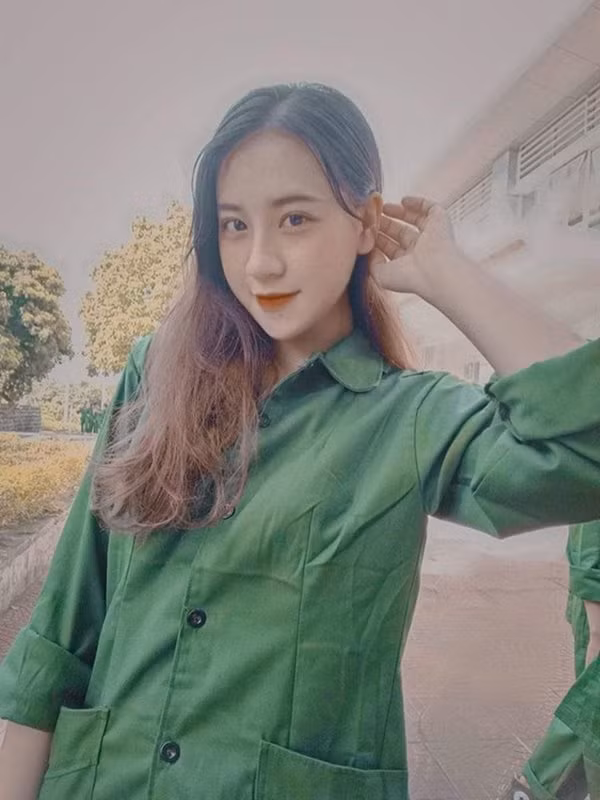 Phùng Thị Huyền Trang, quê Thanh Hóa, là sinh viên K61, khoa Bất động sản, ĐH Kinh tế Quốc dân. Hình ảnh nữ sinh mặc trang phục khi tập quân sự được chia sẻ trên một số diễn đàn học đường. Lần đầu đi học quân sự, Huyền Trang rất háo hức, mong chờ trải nghiệm ở môi trường mới. Xuất thân từ gia đình có truyền thống quân đội, kỳ học quân sự giúp 10X thấu hiểu phần nào những khó khăn của người chiến sĩ.
