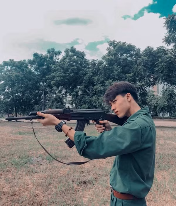 Góc nghiêng thần thánh thế này thì chẳng cần phải ngắm bắn cũng trúng phóc trái tim của hội chị em.