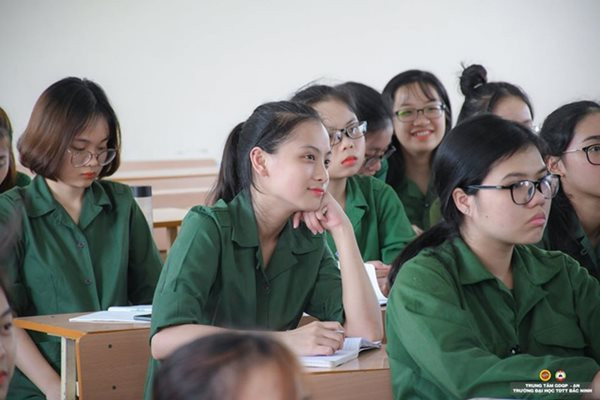 Khoảnh khắc chụp lén nữ sinh xinh đẹp trong một tiết học lý thuyết...