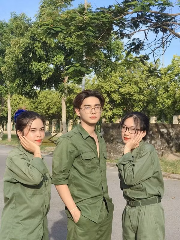 Chàng trai đứng giữa là Trần Minh Ngọc – một trong những gương mặt nổi bật của đội Lễ tân của trường