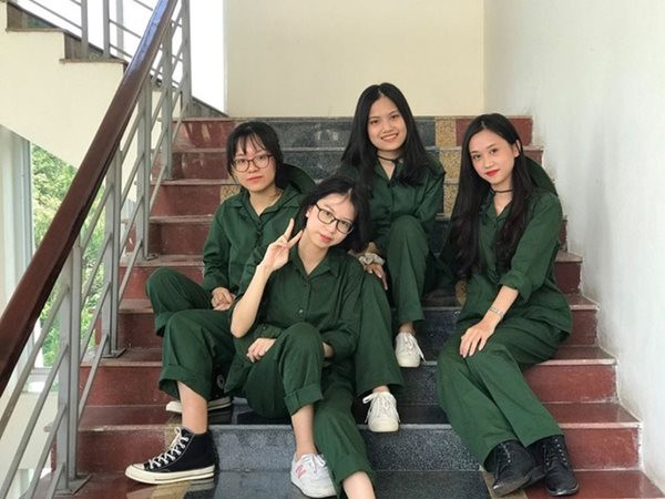 Hội bạn toàn những gương mặt sáng...