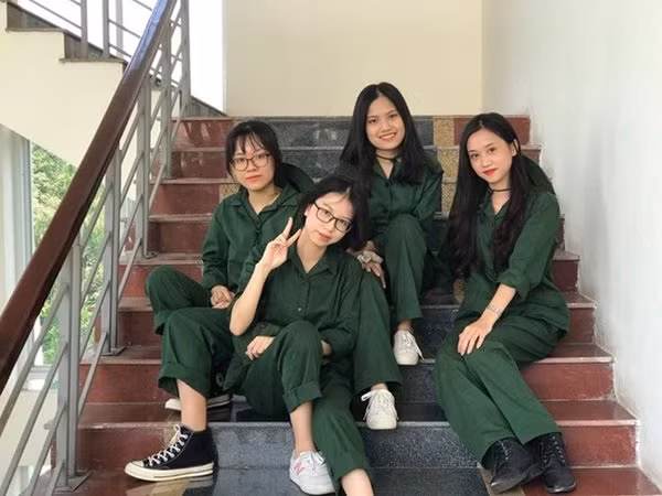 Hội bạn toàn những gương mặt sáng...