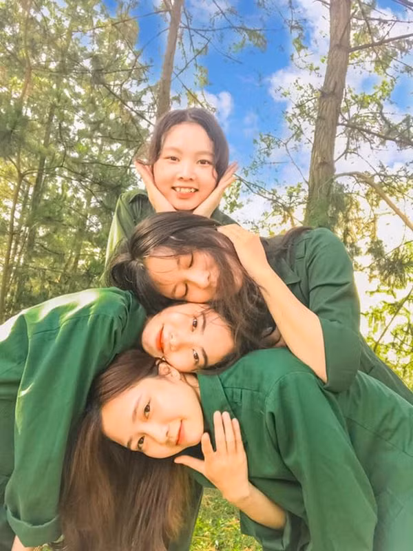 Kỳ học quân sự còn là cơ hội để những nhóm bạn chụp ngàn bức ảnh "sống ảo" với những kiểu tạo dáng ấn tượng