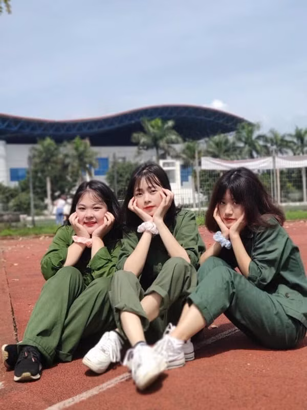 3 nữ chiến sĩ dù rèn luyện vất vả nhưng vẫn không quên làm điệu với scrunchies xinh xắn. Trước đó, trên fanpage của Đại học Kinh tế Quốc dân Hà Nội cũng xuất hiện loạt ảnh ghi lại những khoảnh khắc đáng nhớ của dàn "trai xinh gái đẹp" trong mùa quân sự vừa qua.