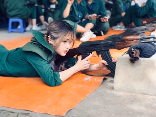 Chỉ là tập bắn súng thôi, có cần phải xinh đẹp thế này không?