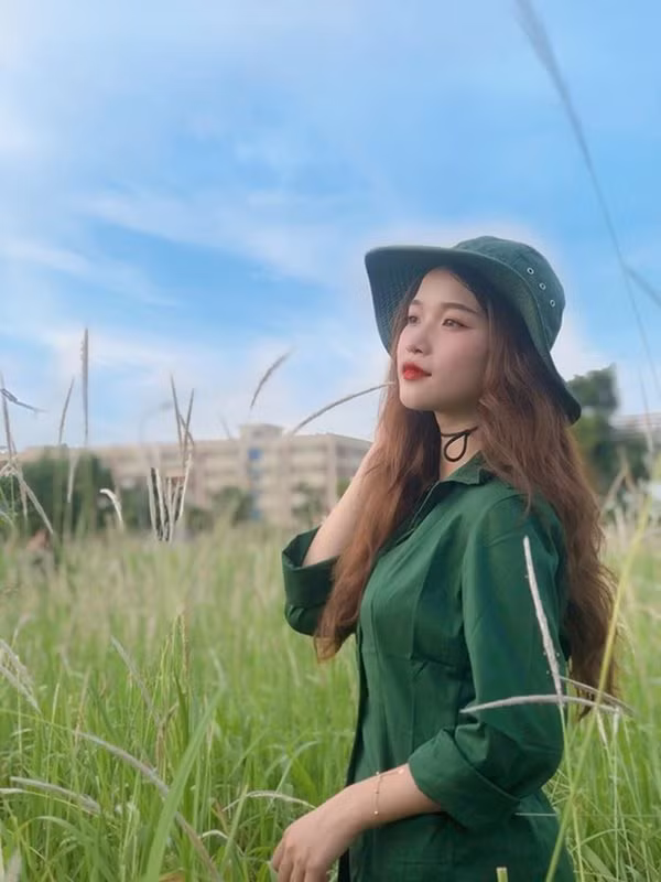 Hà Bảo Ngọc, 19 tuổi, quê Hòa Bình, học chuyên ngành Kinh tế Quốc tế, ĐH Kinh tế Quốc dân. Kỳ học quân sự của 10X bắt đầu từ ngày 6/7, tại ĐH Hùng Vương, Phú Thọ. Nữ sinh từng đoạt giải nhất học sinh giỏi môn Hoá cấp tỉnh khi còn học phổ thông, tham gia cộng tác với Đài Truyền hình Việt Nam.