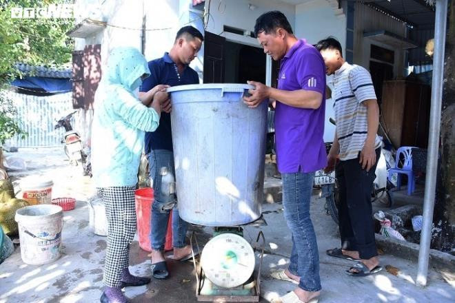 Cả gia đình bà Lý ai nấy đều phấn khởi khi họ bắt được gần 50kg chuột đồng trong chuyến đi bắt ở huyện Tứ Kỳ (Hải Dương). Trừ các chi phí, mỗi người thu nhập được 500-700 nghìn đồng/ngày.