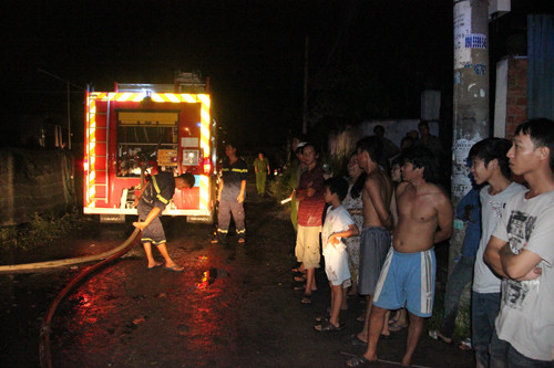 Hàng trăm người dân sống quanh khu vực cháy một đêm thức trắng...