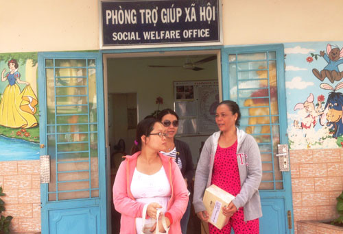 Nhiều cá nhân, tập thể những ngày qua đã đến Bệnh viện Nhi đồng 1 thăm hỏi, hỗ trợ cháu bé trong vụ tai nạn giao thông thương tâm và những người thân của cháu.