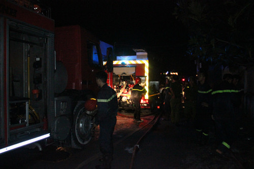 8 xe cứu hỏa cùng nhiều lực lượng đã đến hiện trường tham gia chữa cháy.