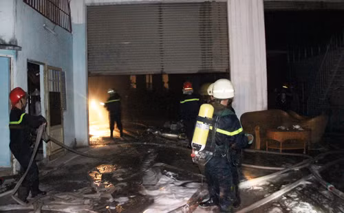 Hàng chục lính cứu hỏa liên tục phun nước khống chế đám cháy lớn tại 2 công ty sản xuất giữa KDC trong đêm khuya. Hàng chục lính cứu hỏa liên tục phun nước khống chế đám cháy lớn tại 2 công ty sản xuất giữa KDC trong đêm khuya.