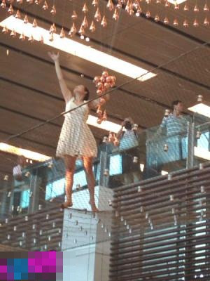 Cô gái bất chấp nguy hiểm, đứng trên tấm kính và hái "giọt mưa".