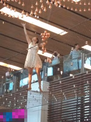 Cô gái bất chấp nguy hiểm, đứng trên tấm kính và hái "giọt mưa".