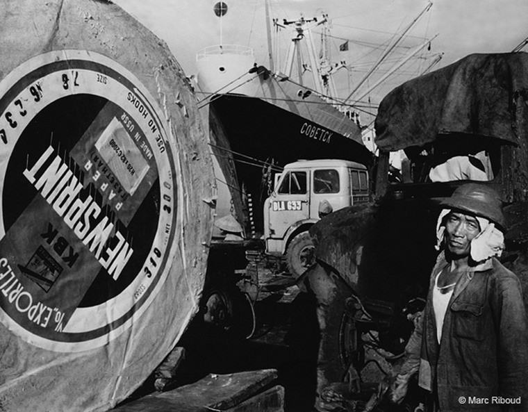 Hàng hóa từ con tàu của Liên Xô được bốc dỡ ở cảng Hải Phòng.